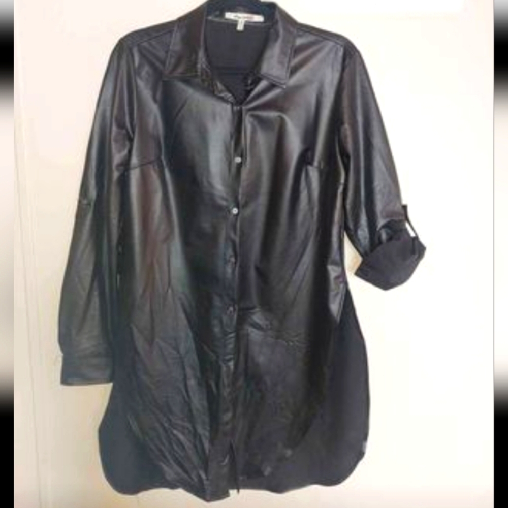🌻5/$25 Faux leather top